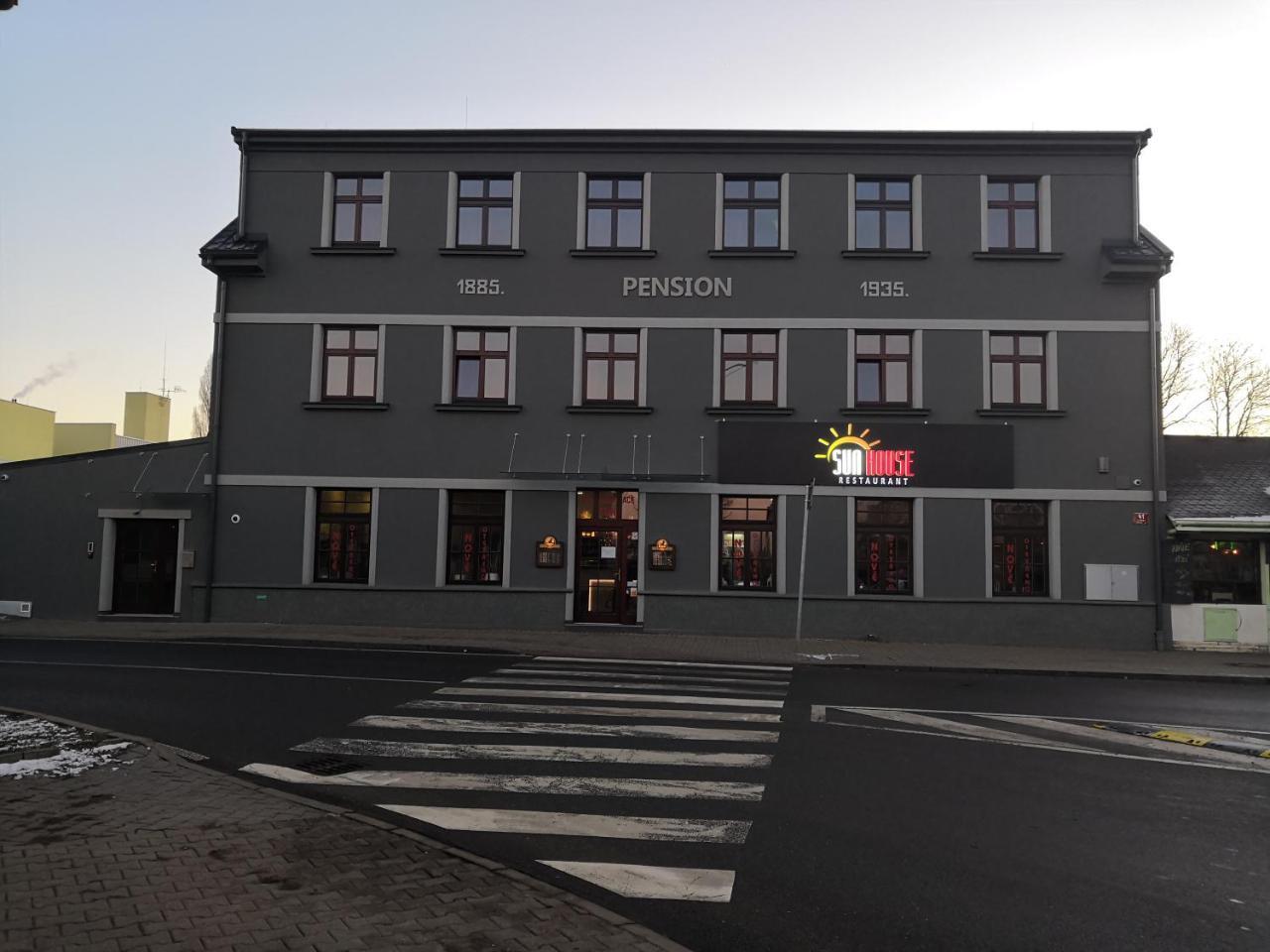 Hotel Sun-house Pension&restaurant -parkingfree- Praha
